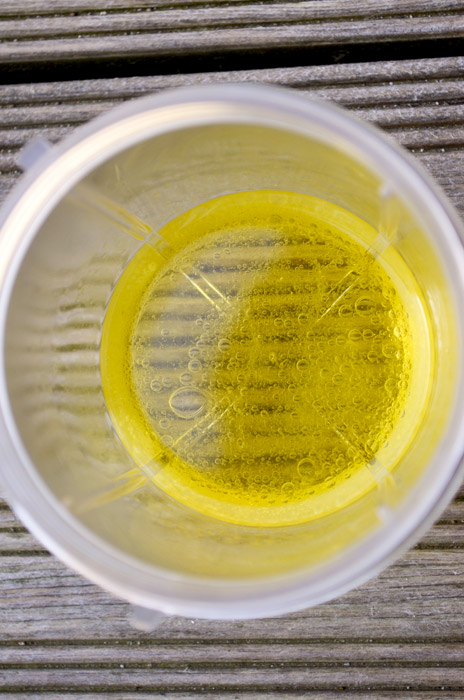Préparer du liniment avec de l'huile d'olive et de l'eau de chaux