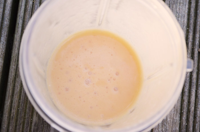 Mixez de l'huile d'olive et de l'eau de chaux pour faire du liniment oléo-calcaire