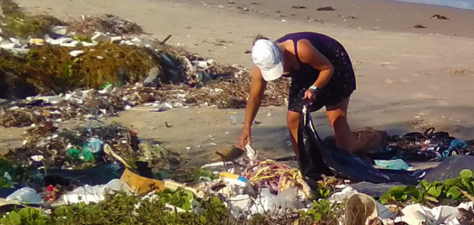 Ramassage des déchets à la main
