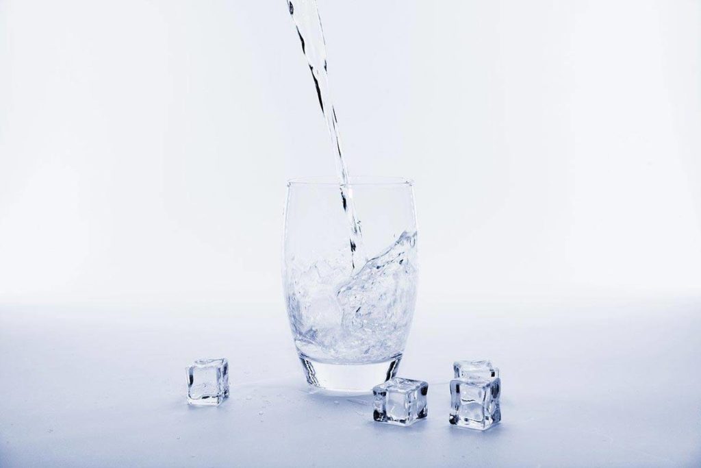 Filtrer l'eau du robinet avec du charbon actif binchotan