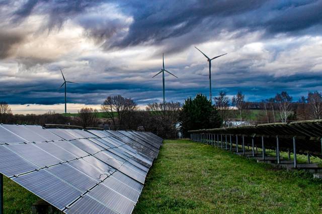 Autoconsommation solaire : panneaux solaires et éoliennes