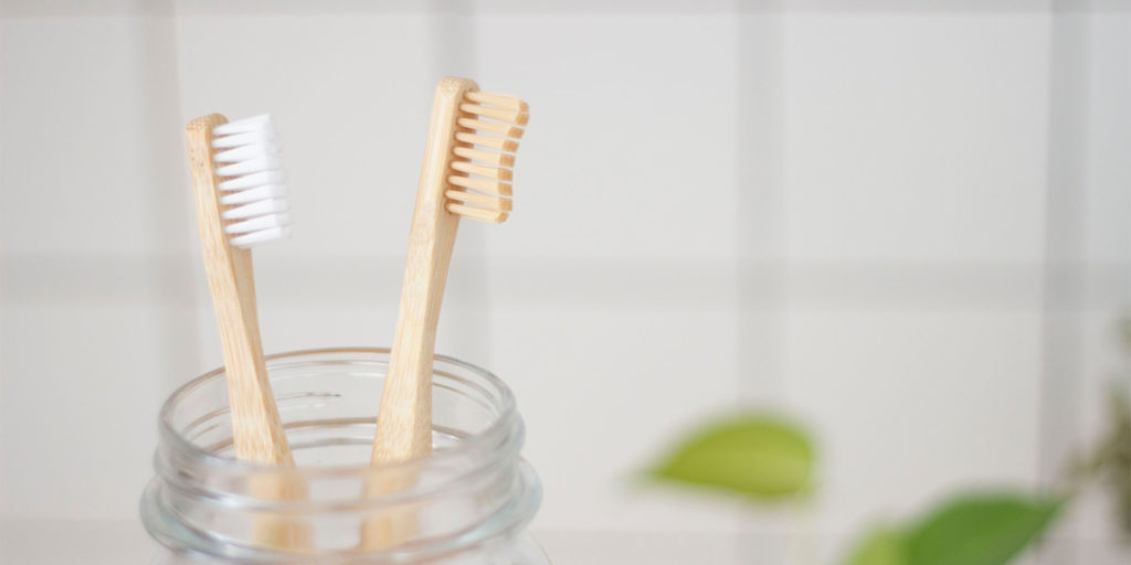 Brosse à dents naturelle compostable pour moins de déchets dans la salle de bain